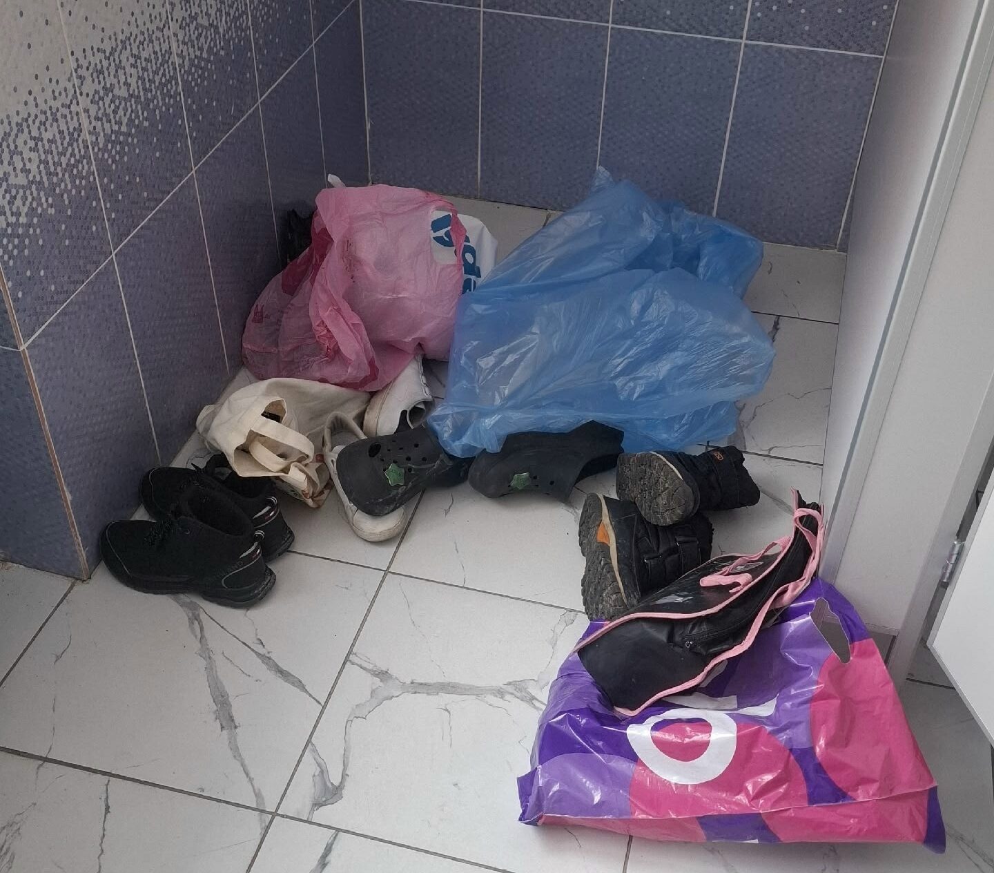 Личные вещи учеников школы в Петрозаводске валяются в антисанитарных условиях