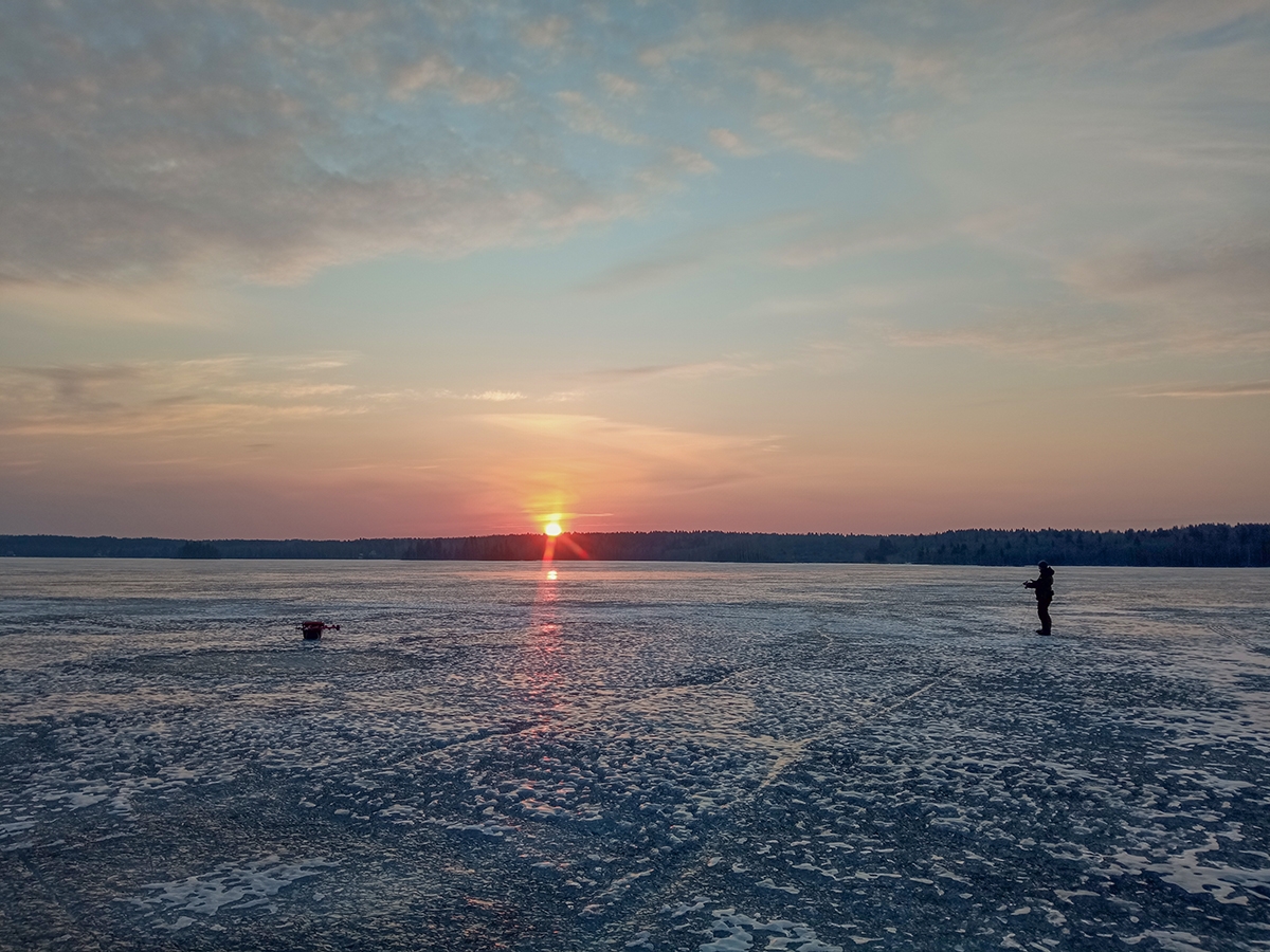 На Ведлозере рыбаки ползком до берега закрыли зимний сезон