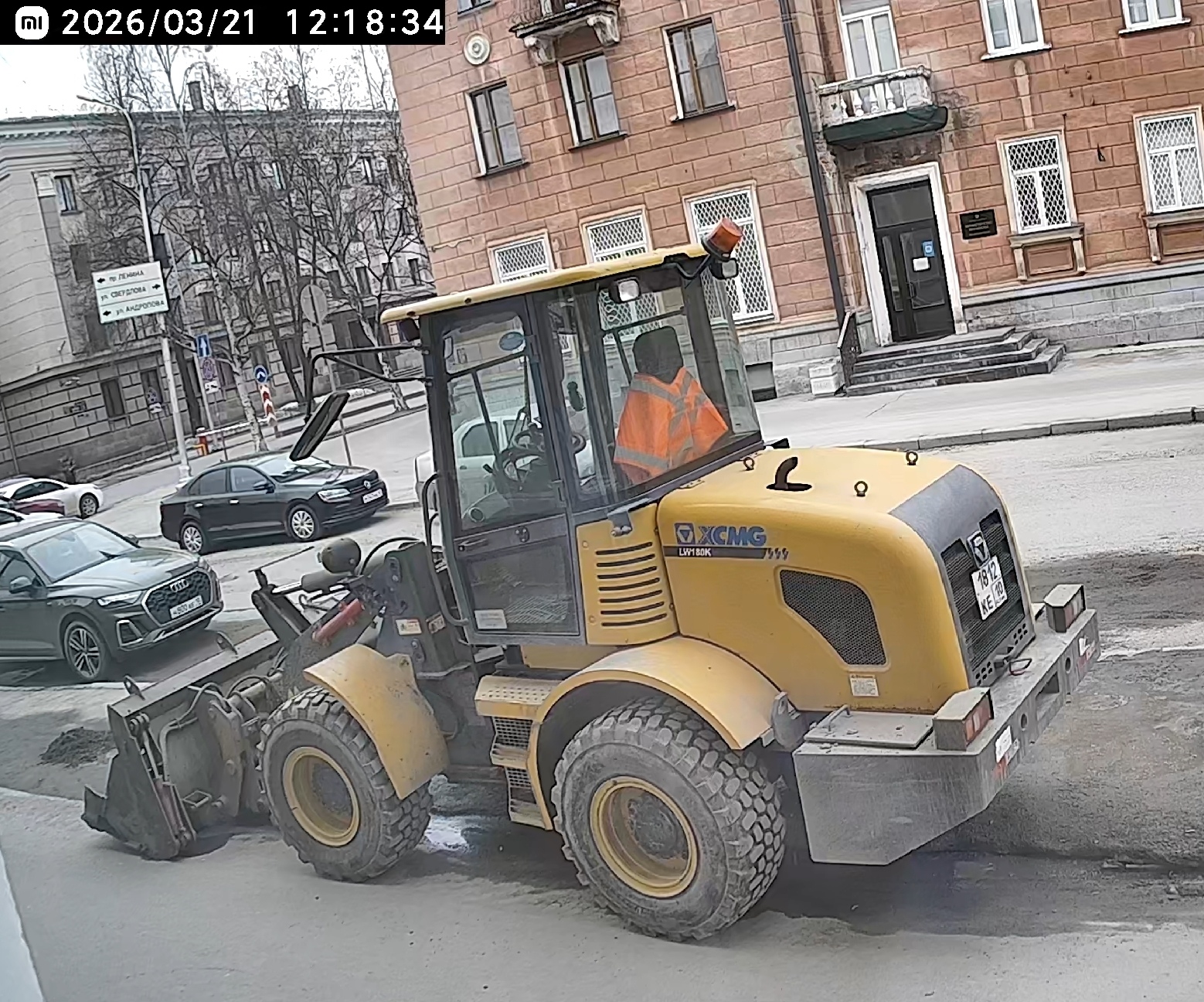 Рабочая техника коптила под окнами домов в центре Петрозаводска