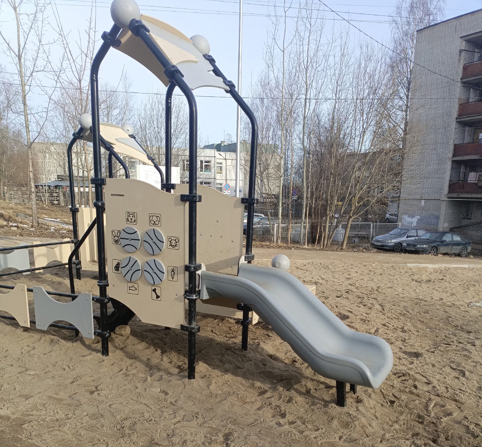 Неогороженная площадка рядом с оживленной дорогой угрожает безопасности детей в Петрозаводске