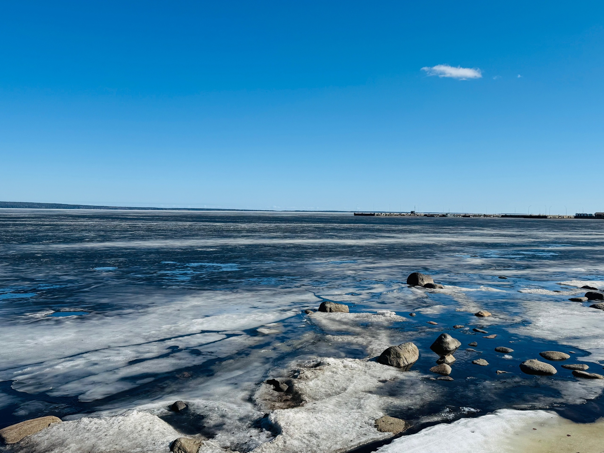 Трех утопленников обнаружили на озерах в Карелии
