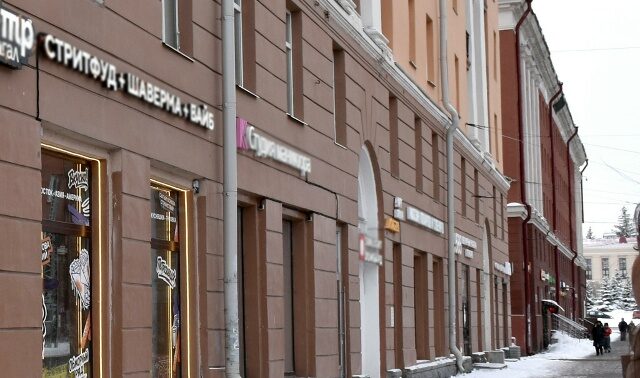 Кафе «Пётр Шагал» незаконно установило на фасаде дома в центре Петрозаводска отверстие для вентиляции кухни