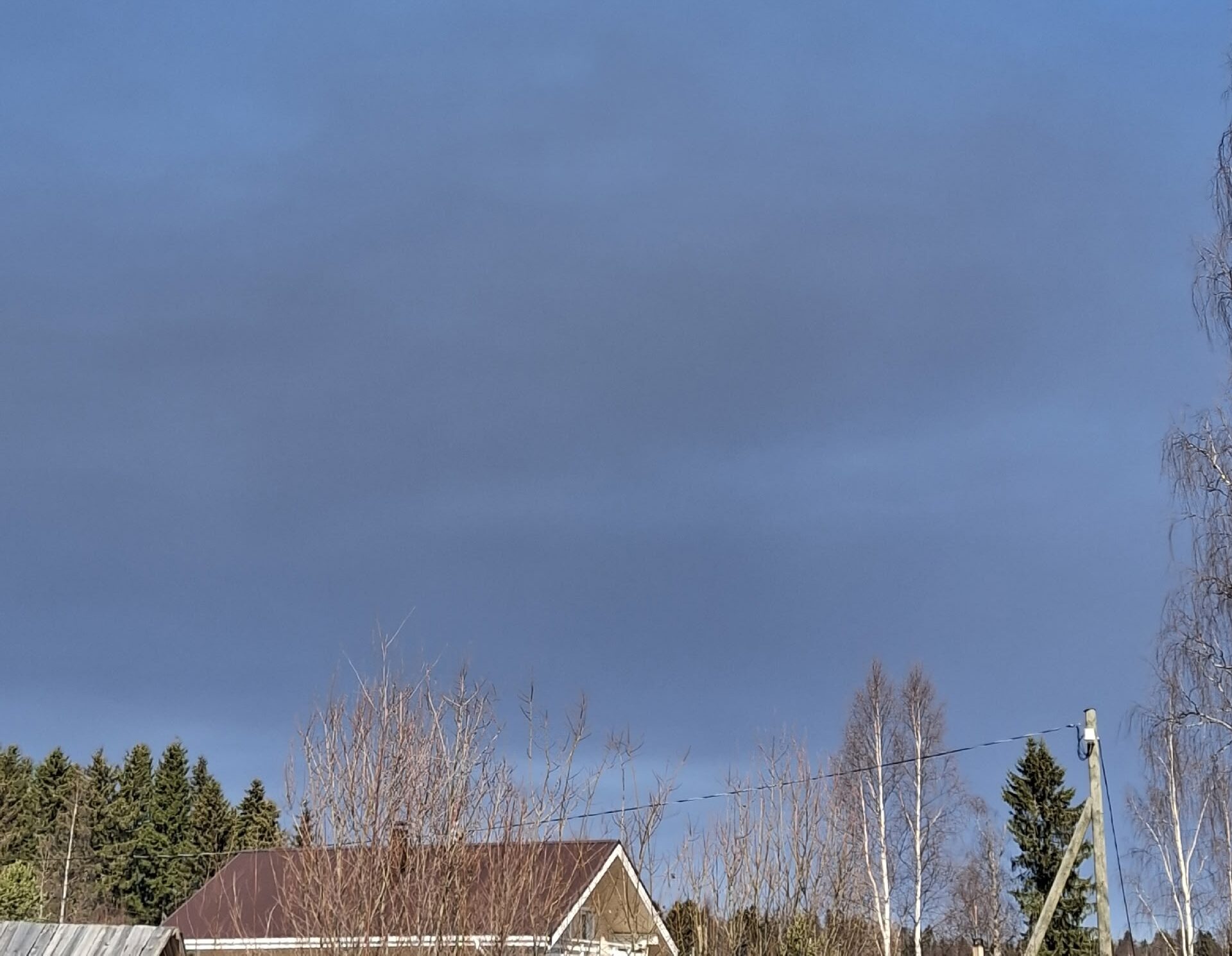 Небо над Петрозаводском в серой дымке из-за пожара в Ленобласти
