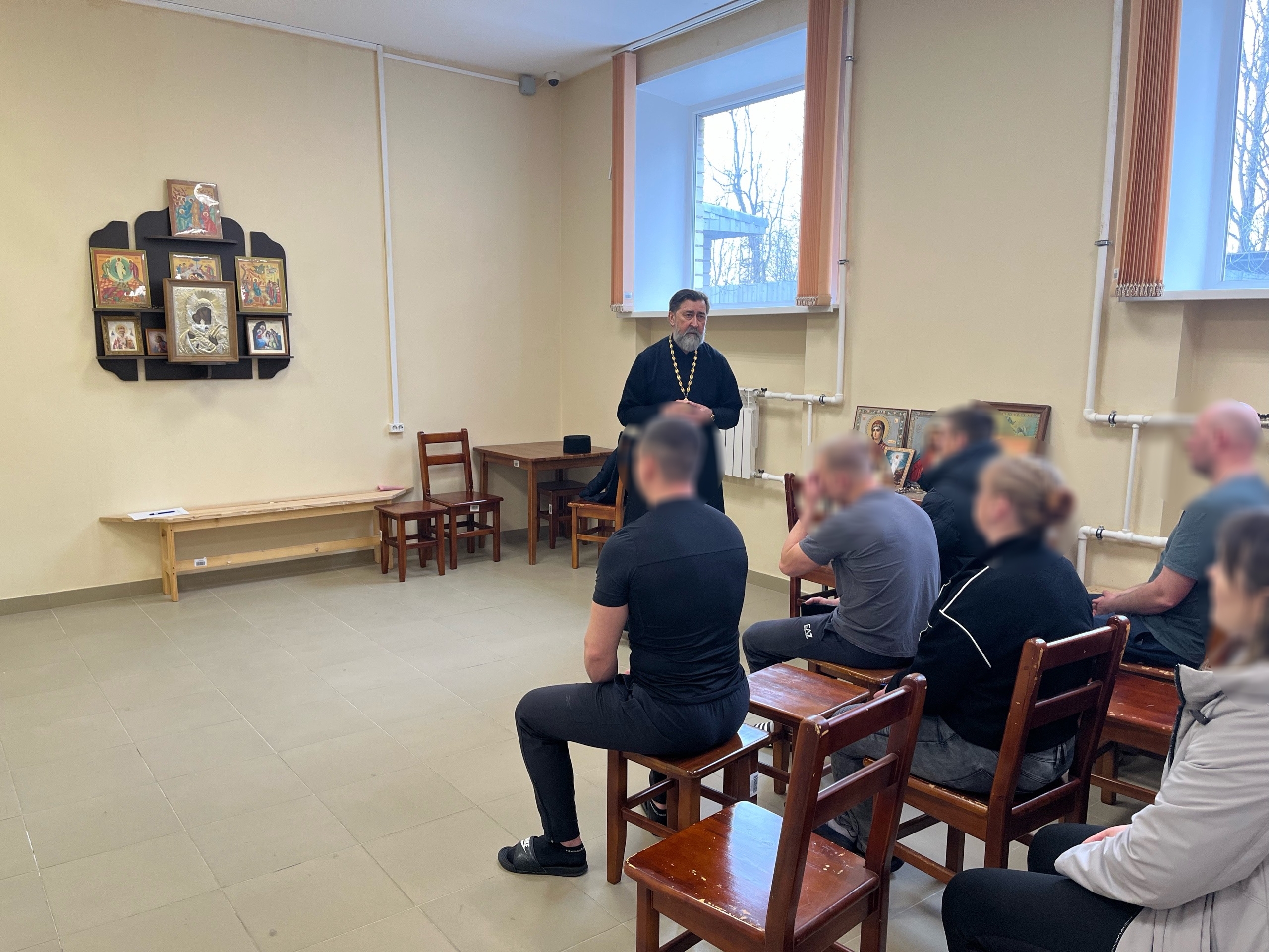 Священник провел беседу с осужденными о смысле Пасхи