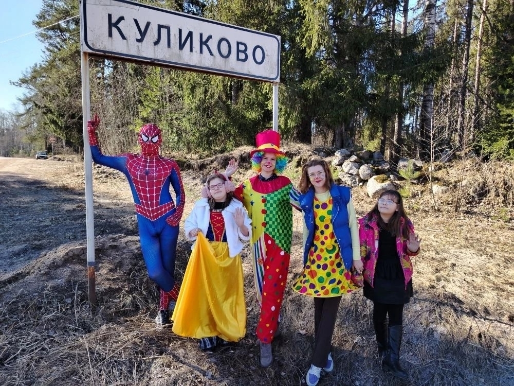 Специалисты соцреабилитации устроили праздник на дому для мальчика из отдаленного поселка