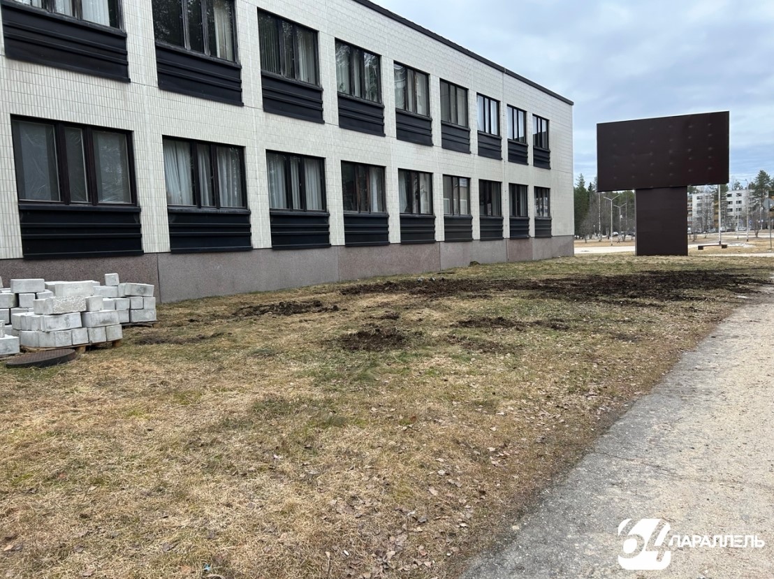 Жителям Костомукши объяснили, откуда взялись бетонные блоки на газоне у Культурно-спортивного центра