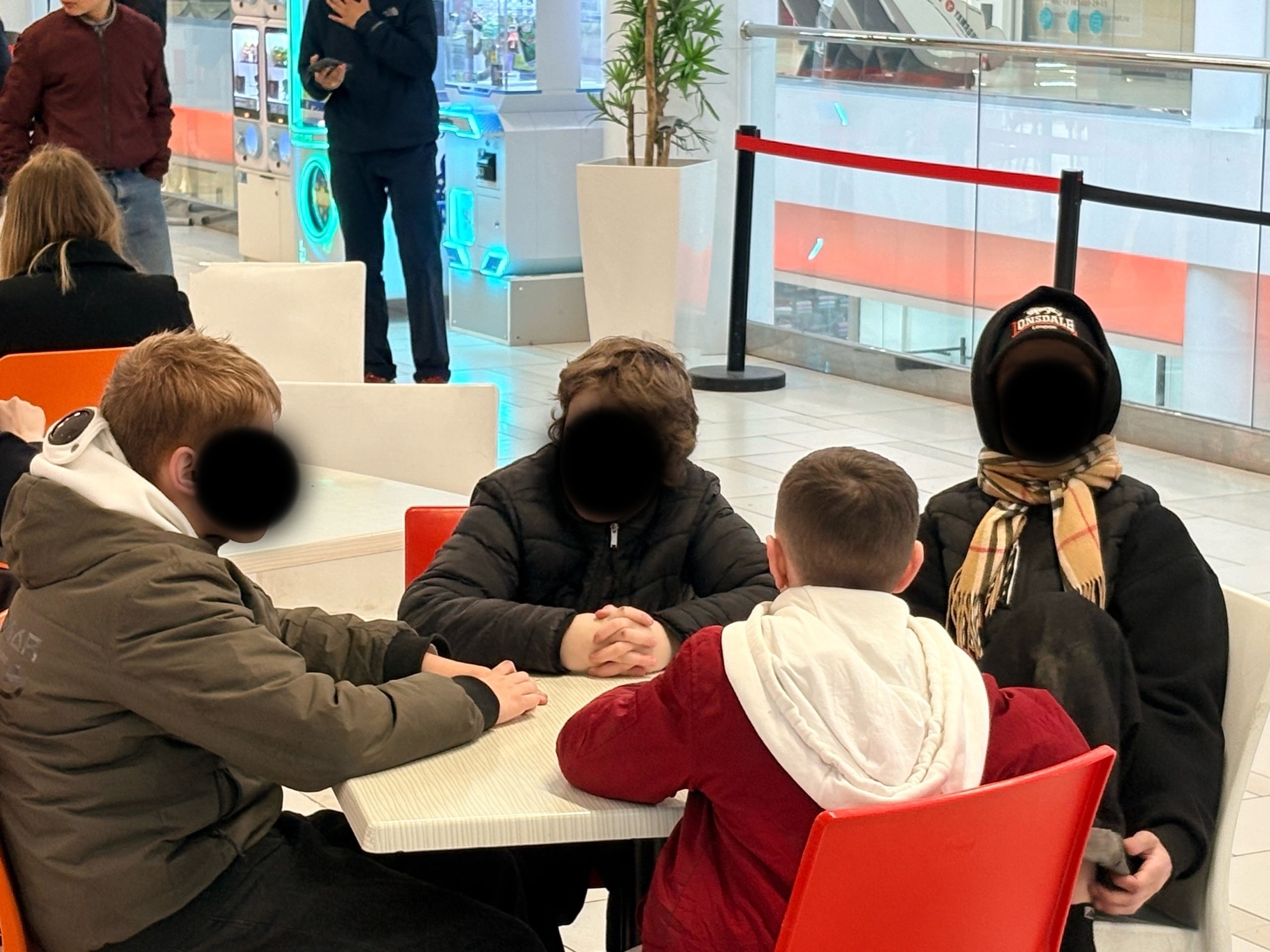 Подростки в ТРЦ «Макси» воруют пожертвования, плюются в людей и кидаются стульями