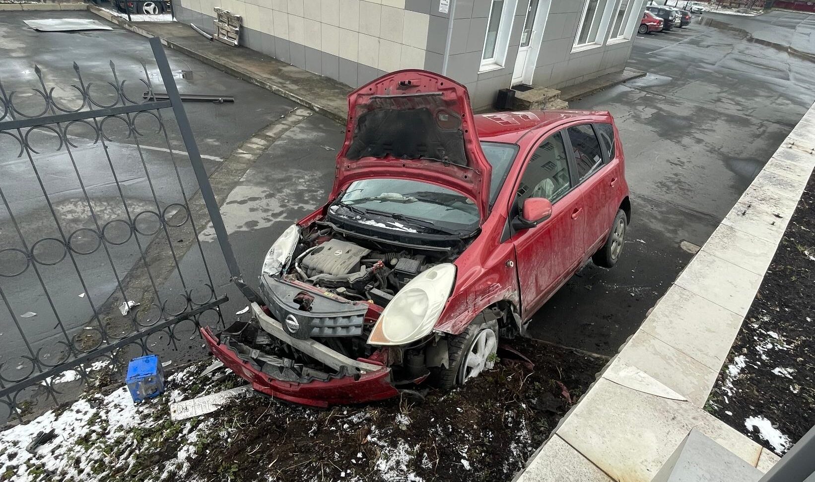 Водитель легковушки протаранил забор и получил травмы в Петрозаводске