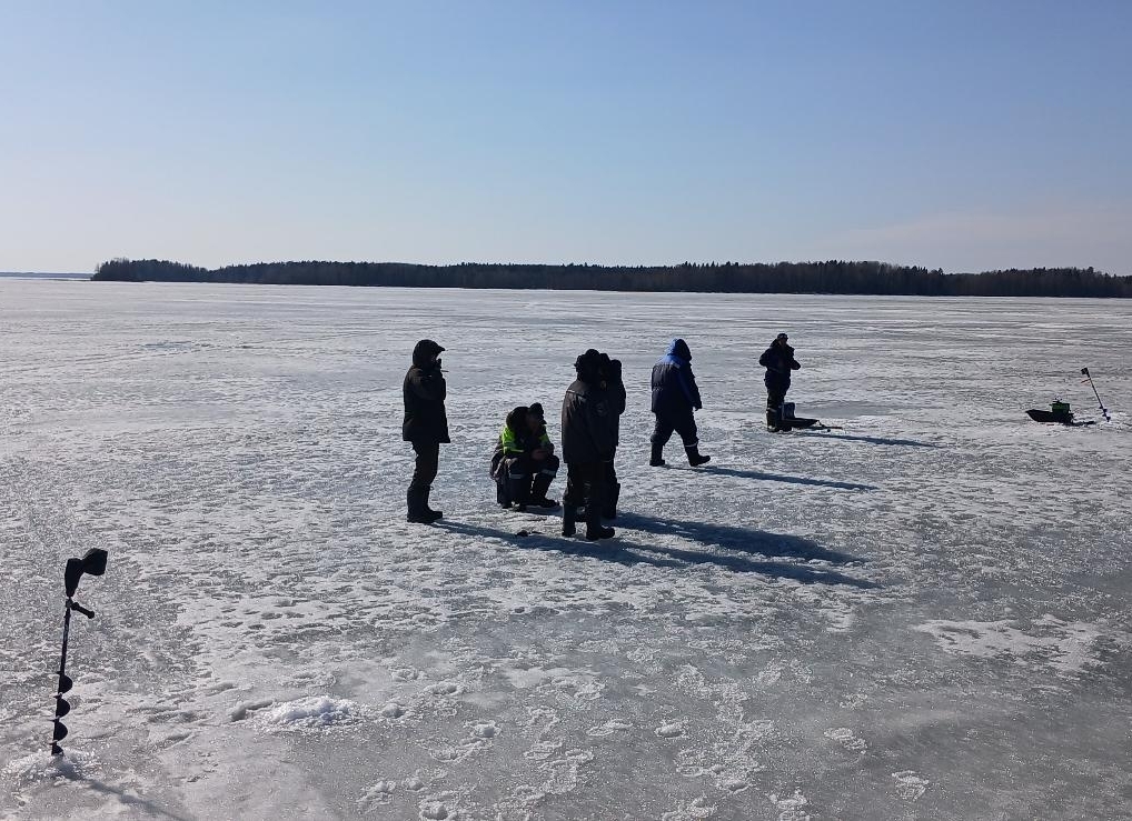 Рыбаки снова рисковали своей жизнью на весеннем льду в нацпарке «Водлозерский»