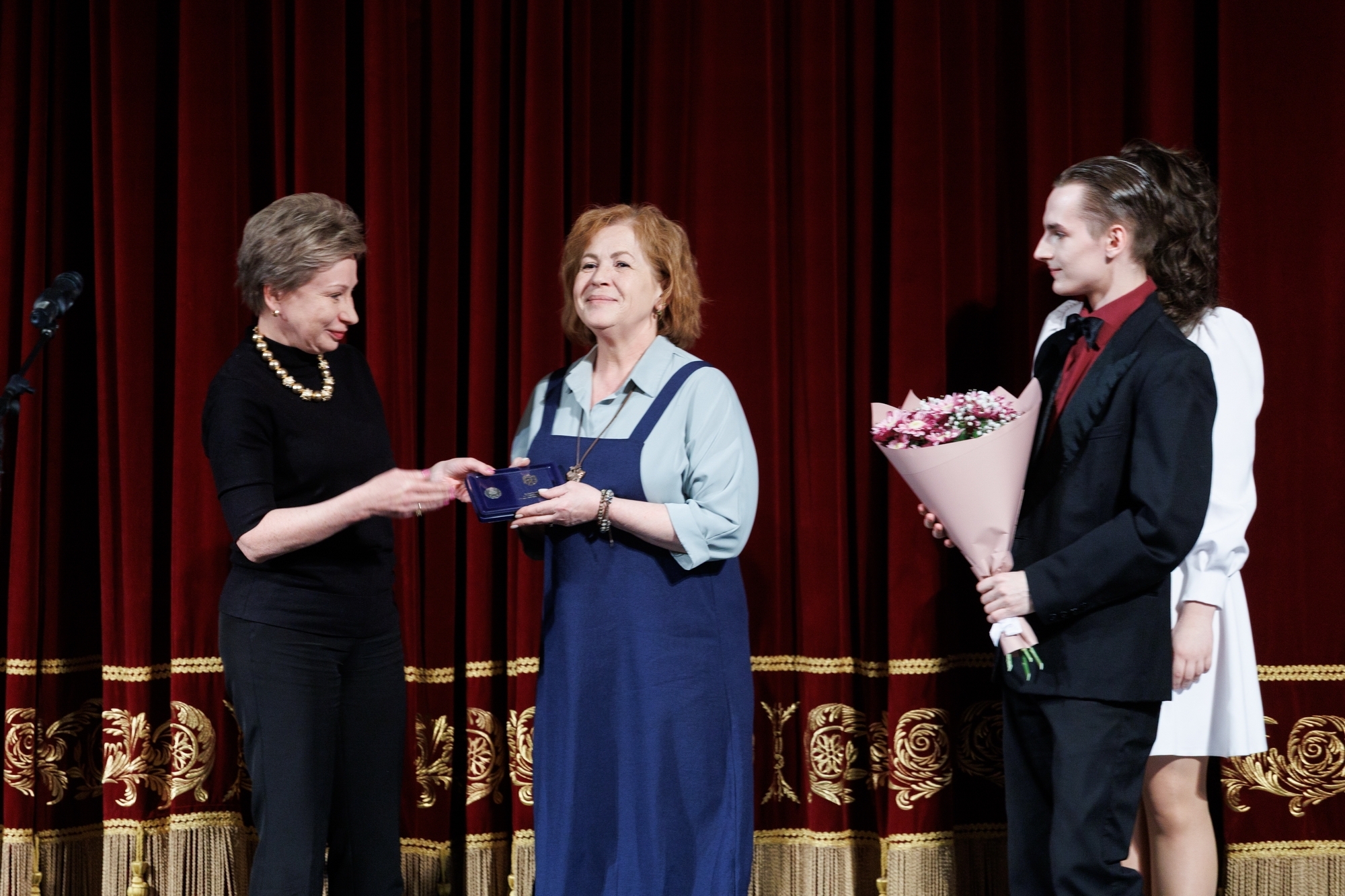 Начальницу реквизиторского цеха в Музыкальном театре Карелии наградили почетным знаком