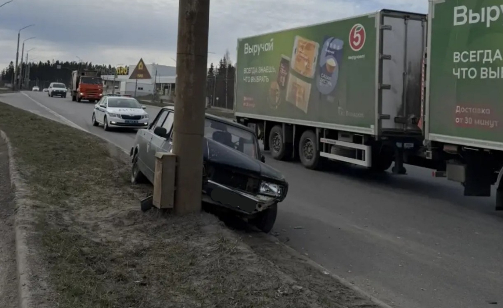 Автоледи на иномарке устроила в Петрозаводске ДТП: отечественный автомобиль влетел в столб