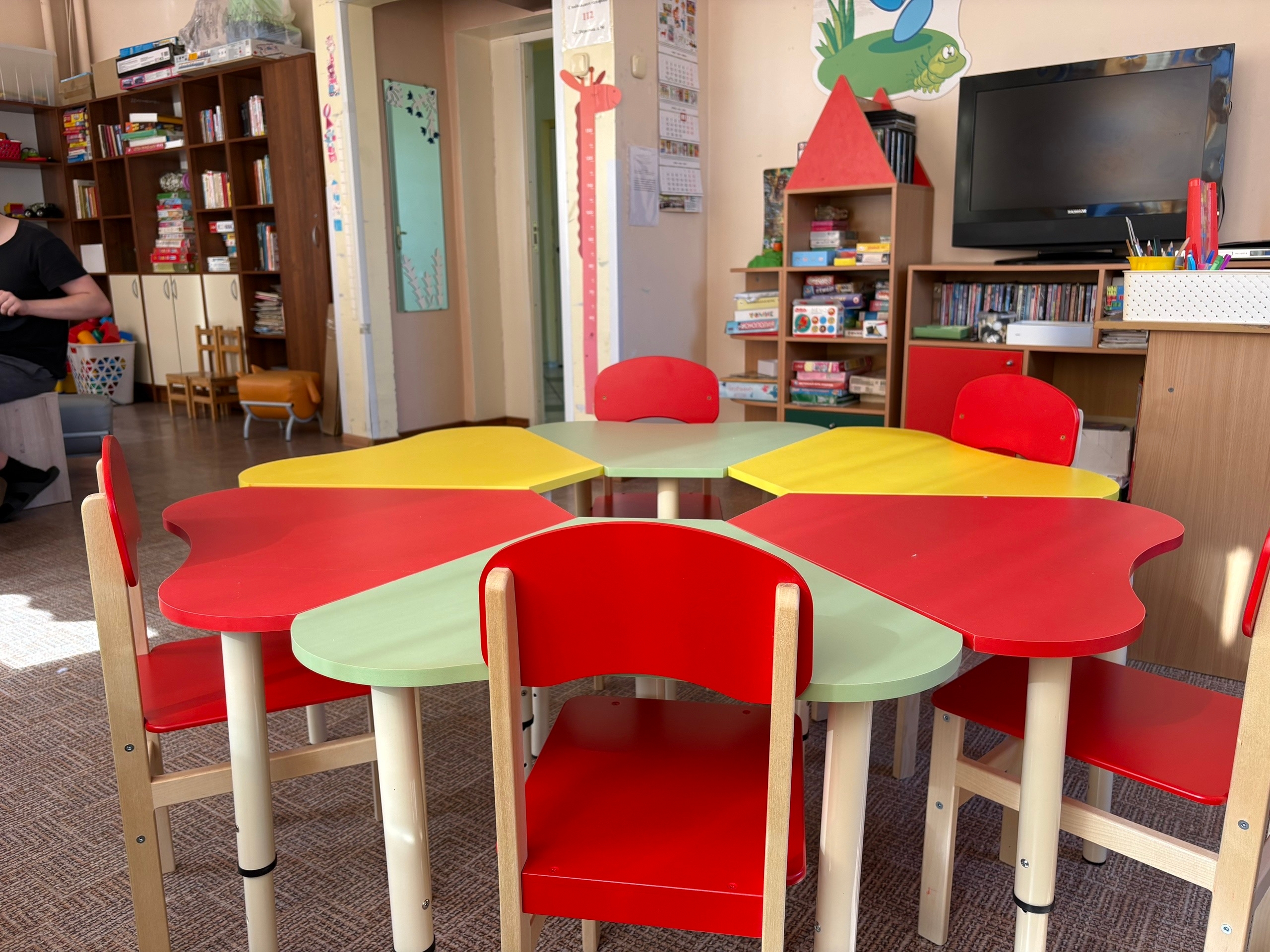 Детской больнице подарили новую мебель