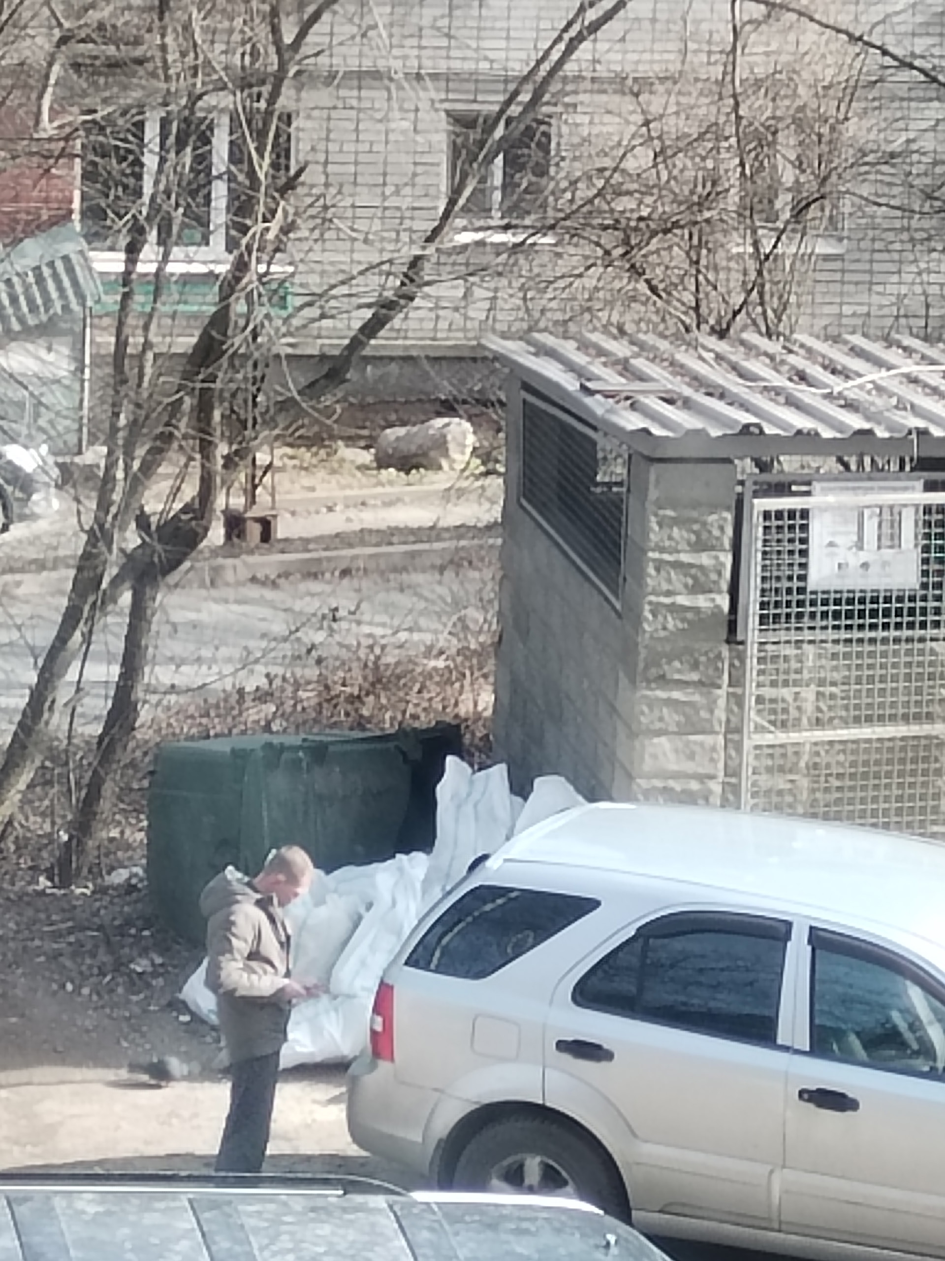 Неизвестный сгрузил строительный мусор у дома на Калинина, 55а