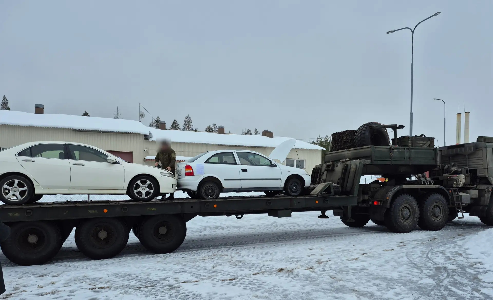 Карельские таможенники передали военнослужащим изъятые автомобили на нужды СВО