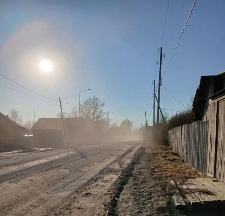 Задыхающиеся от пыли жители Пудожа сами поливают дороги