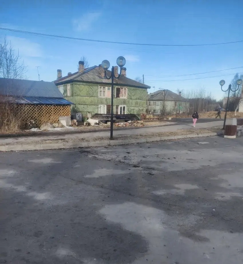 В Пиндушах дети закидали грязью площадь и дорожные знаки