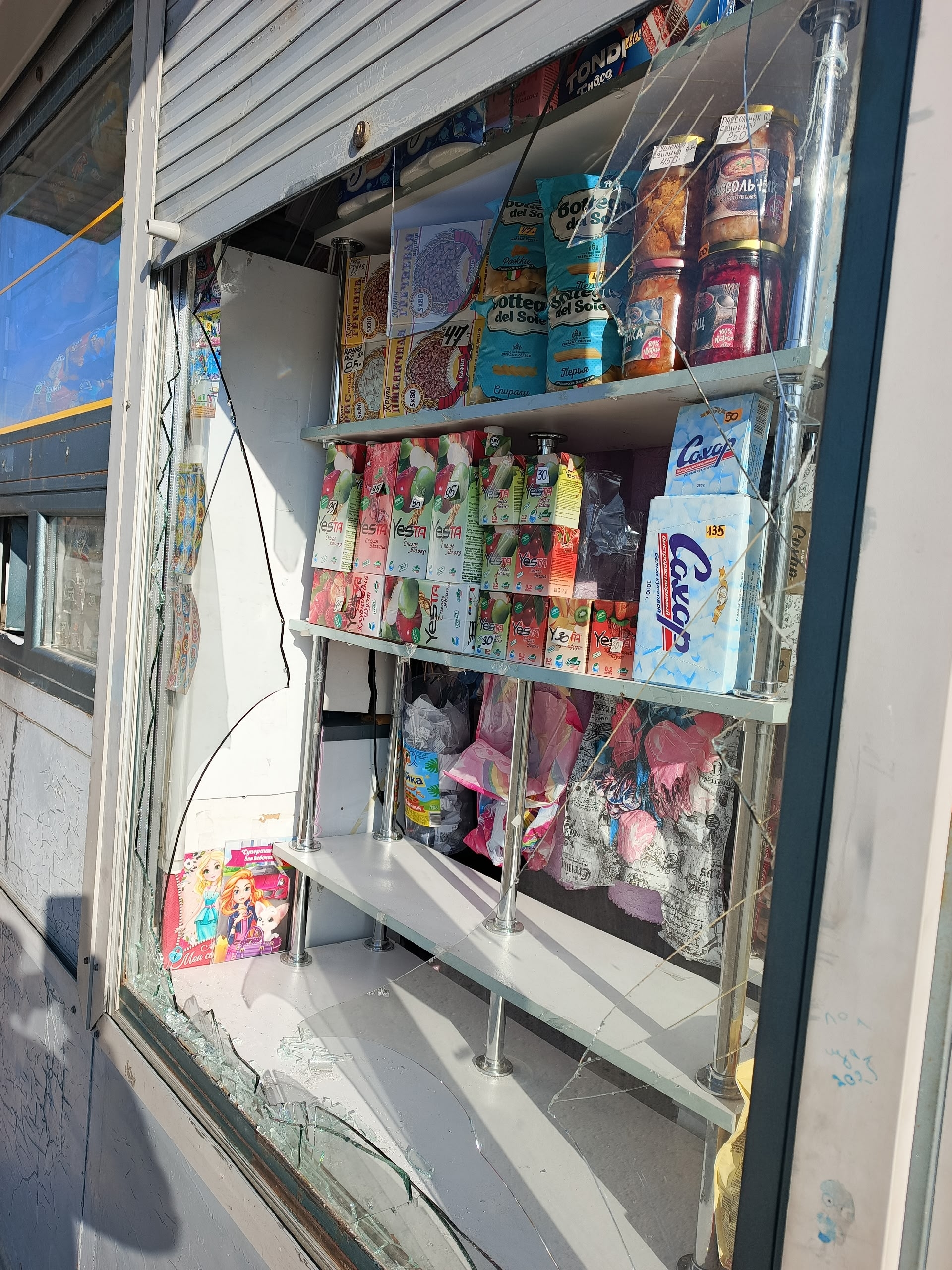 Подростки разбили окно в ларьке в Сегеже: полиция не реагирует