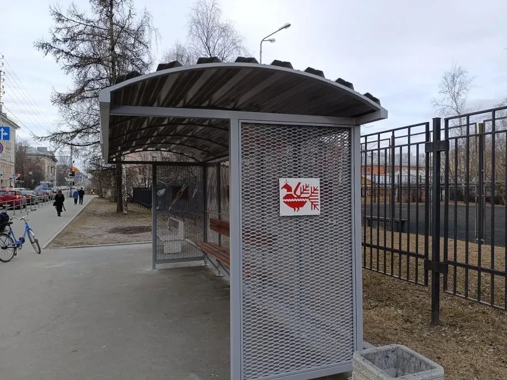 В Петрозаводске установили первую из 12 новых остановок