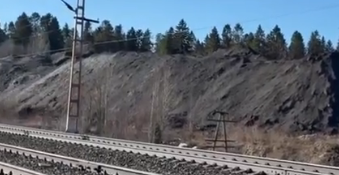 Гремучая смесь из талого грязного снега угрожает здоровью детей и Онежскому озеру