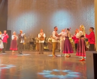 Артисты «Кантеле» обручились прямо на сцене во время юбилейного концерта