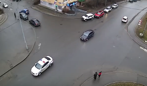 Самокатчик устроил опасные маневры в центре Петрозаводска