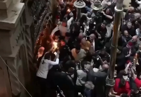 Благодатный огонь сошел в храме Гроба Господня в Иерусалиме