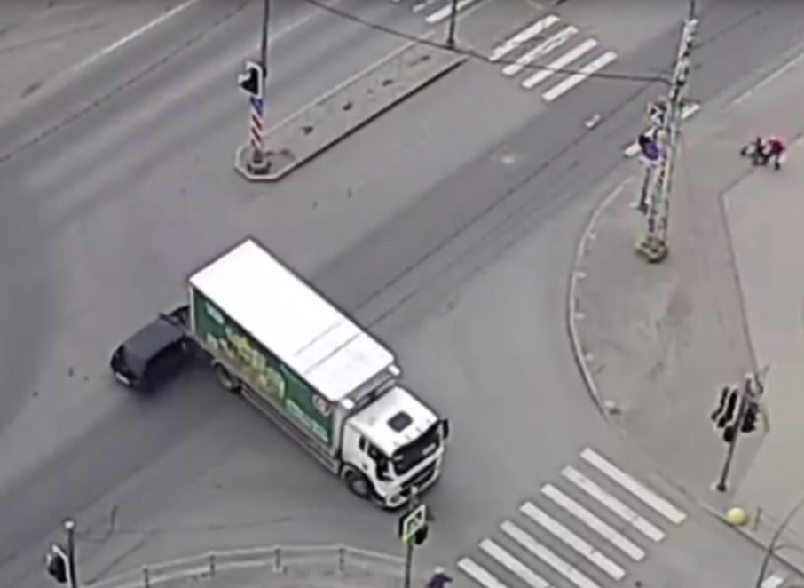 В Петрозаводске столкнулись легковушка и грузовик