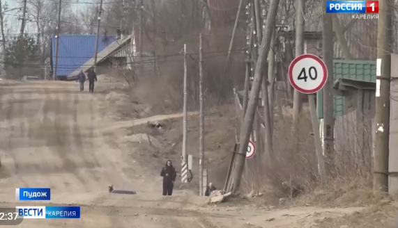 Следователи начали проверку после жалоб жителей Пудожа на разбитую дорогу