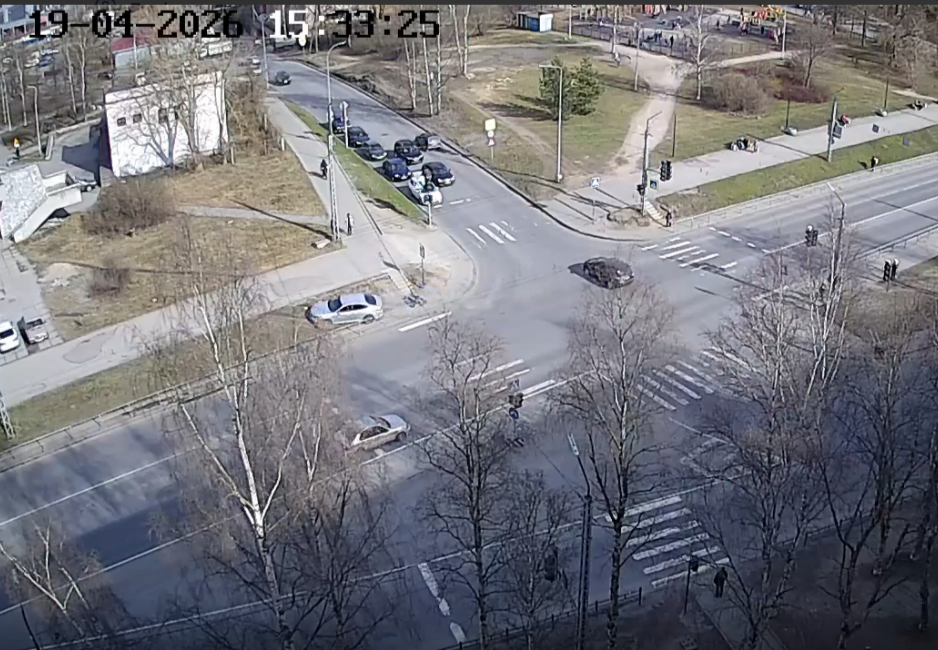 Легковушка протаранила авто и вылетела на тротуар с пешеходами в Петрозаводске