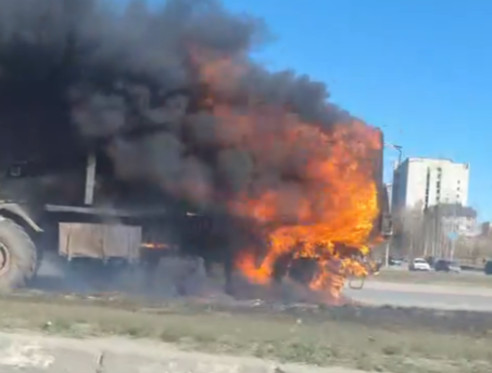 Большегруз горит открытым пламенем при въезде в Петрозаводск