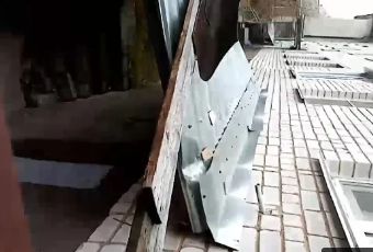 Шквалистый ветер сорвал куски железа с крыши жилого дома в Петрозаводске