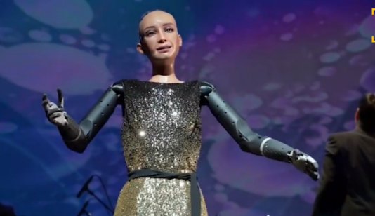 Робот-гуманоид впервые выступил с живым оркестром в Гонконге