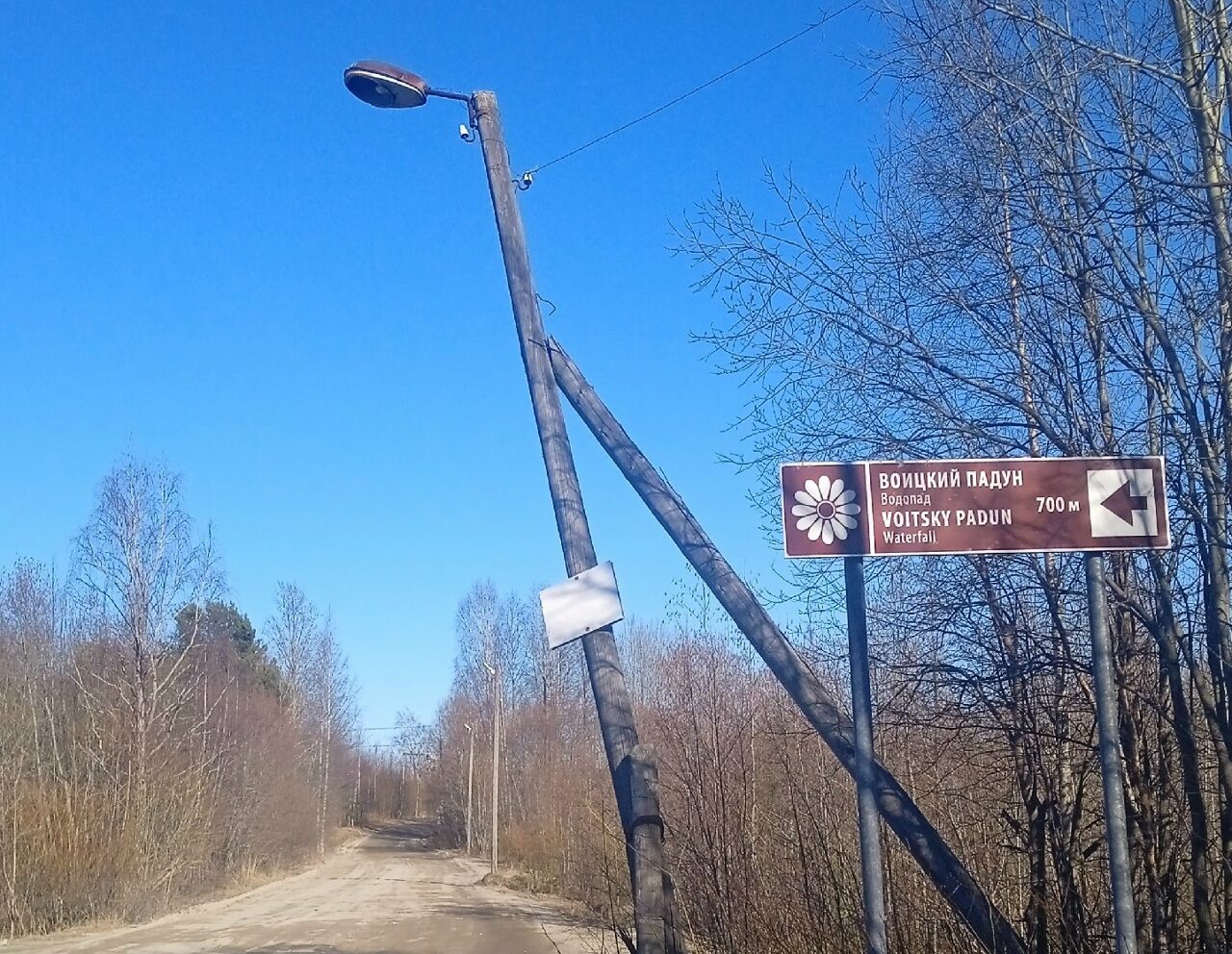 Фонарный столб угрожает безопасности людей на дороге в Карелии