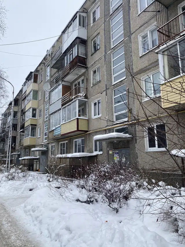 Утром в выходной кто-то поджёг дверь квартиры в панельной пятиэтажке Петрозаводска