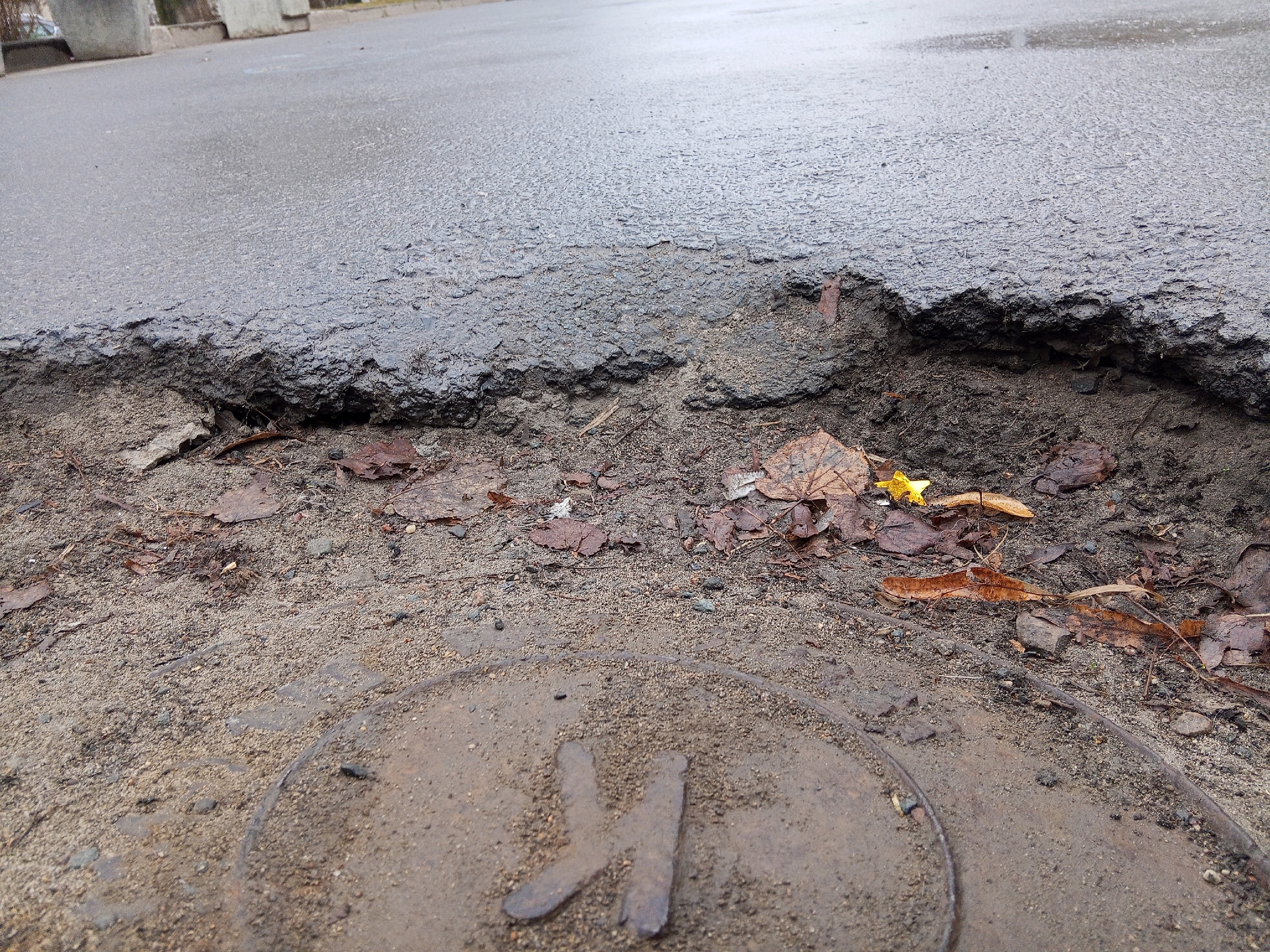 Жители Ключевой жалуются на аварийный люк