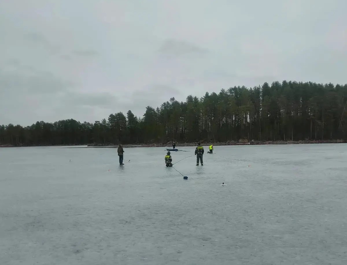 Пожарные вытащили из ледяной полыньи рыбака из Суоярви