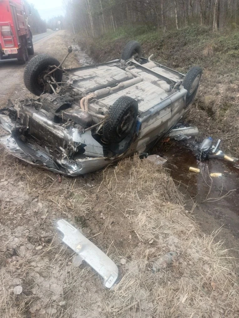Автомобиль лег на крышу в Беломорской округе, но водителя на месте не оказалось