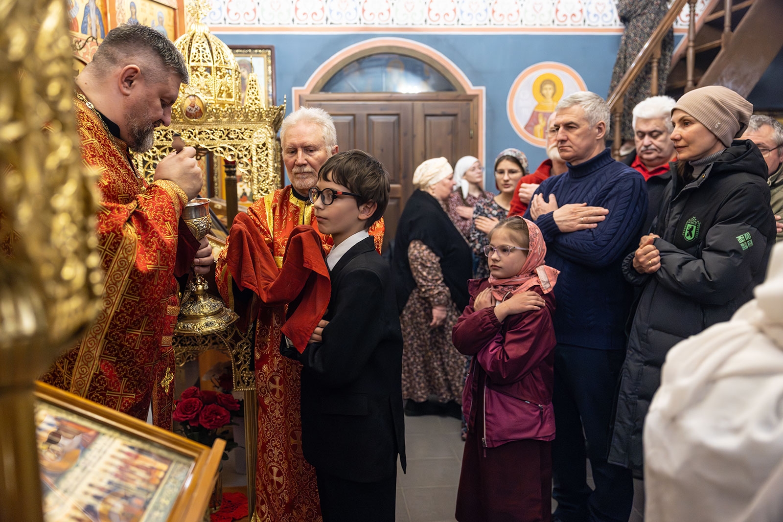 Авторы проекта о святынях Кондопожского района вручили Артуру Парфенчикову книгу на пасхальном богослужении