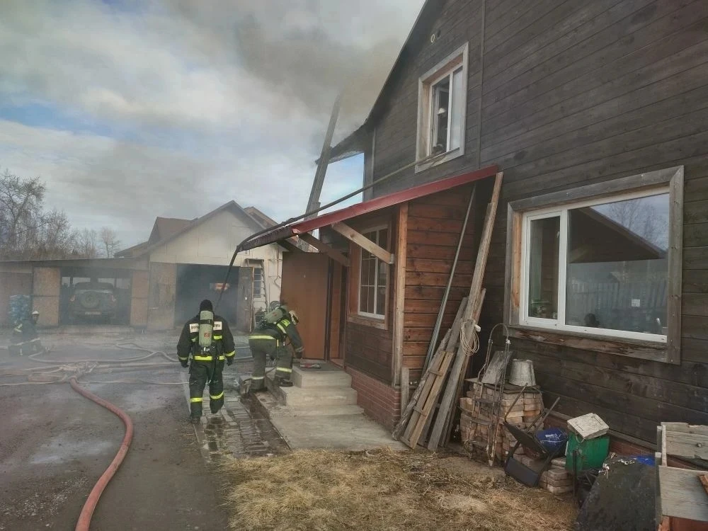 Семь человек и две машины тушили частный дом в Кеми