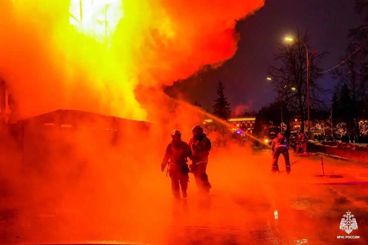Где дым и пламя: в День пожарной охраны огнеборцы Карелии показали свою работу