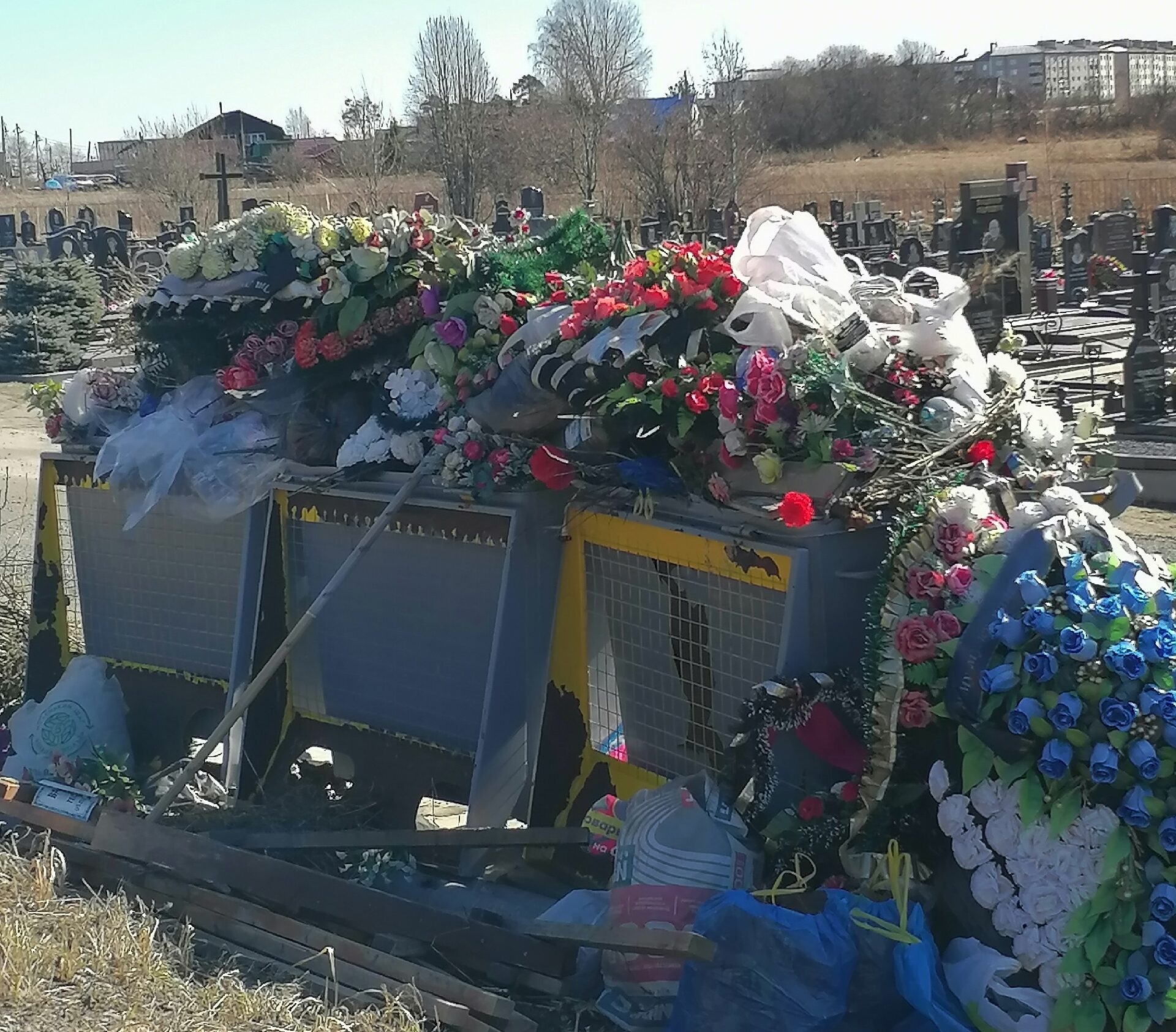 «Стена плача»: жители Карелии в шоке от холма отходов на Сулажгорском кладбище