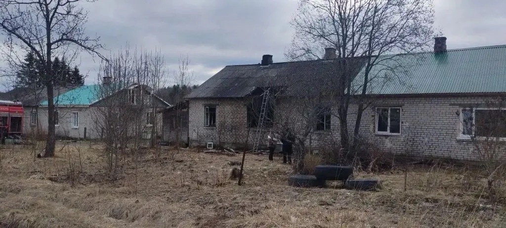 Пожарные вынесли мужчину из охваченной пламенем квартиры в одном из поселков Карелии