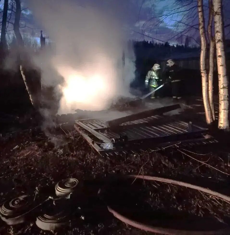 Сарай с пиломатериалами загорелся ночью в поселке Пряжа