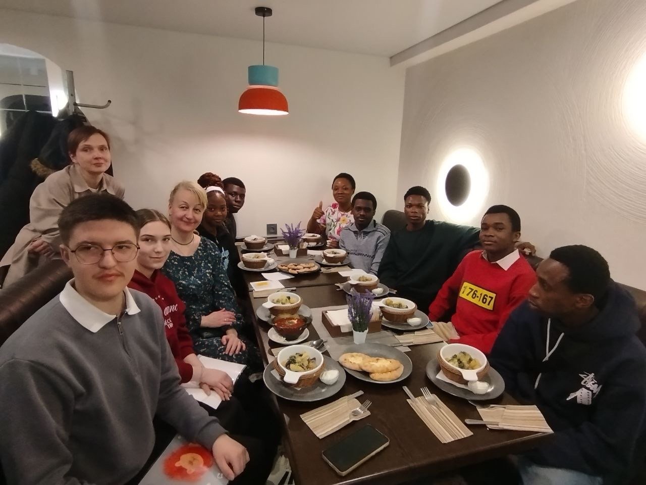 Студенты жарких франкоговорящих стран отведали в Петрозаводске картошку с лесными грибами