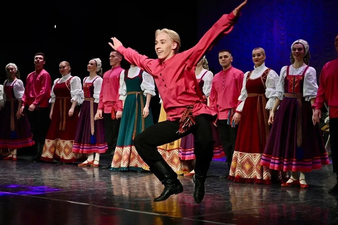 Артур Парфенчиков наградил коллектив Национального ансамбля песни и танца Карелии «Кантеле» Орденом «Сампо»