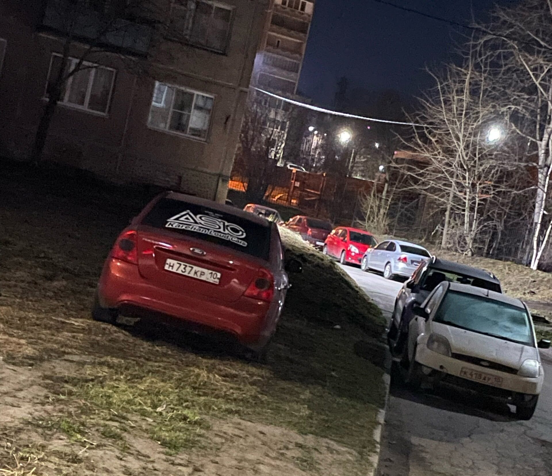 В Петрозаводске требуют наказать паркующихся на газонах водителей