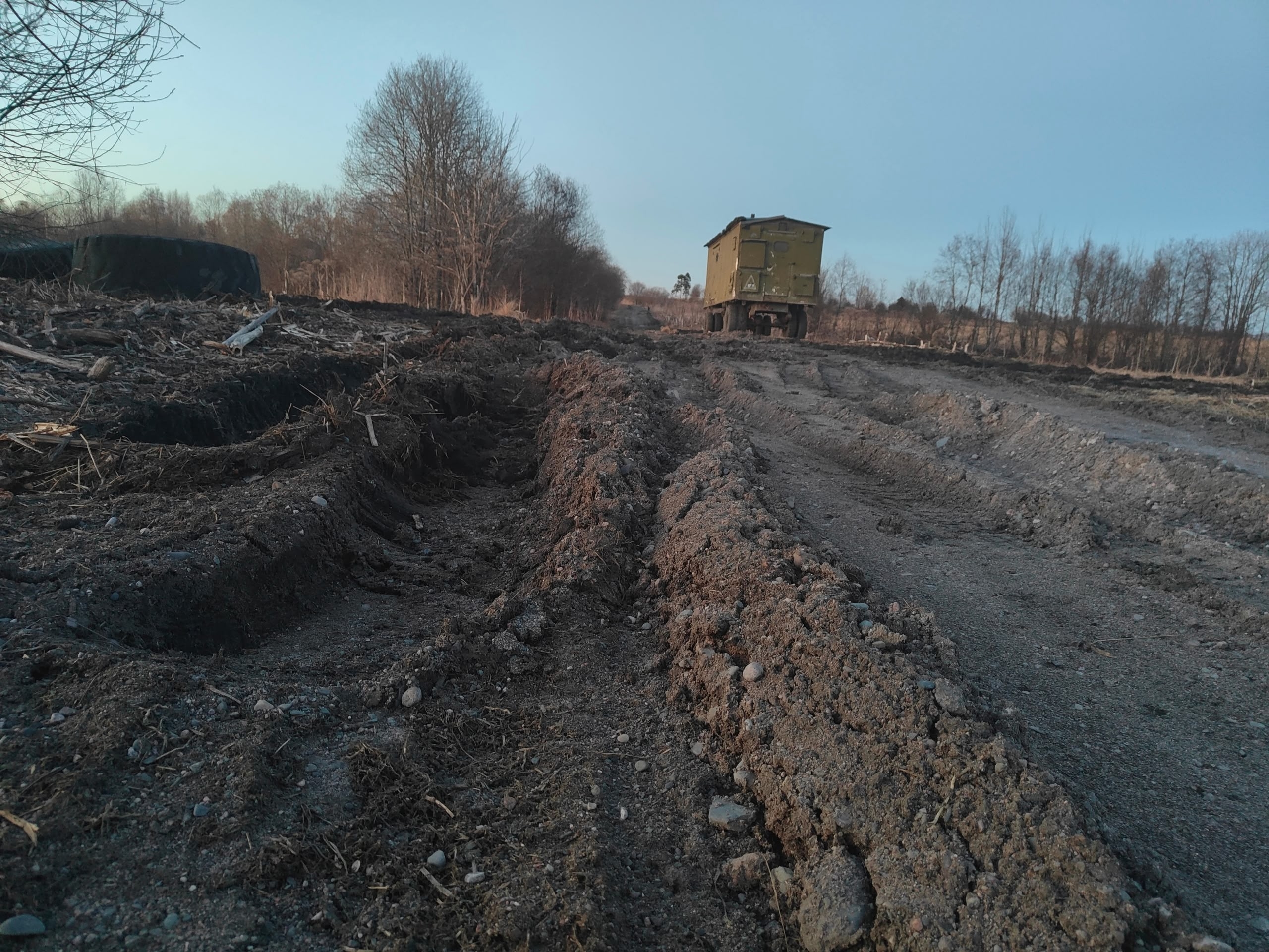«Картошку можно сажать»: лесозаготовители избороздили дорогу в деревне Карелии