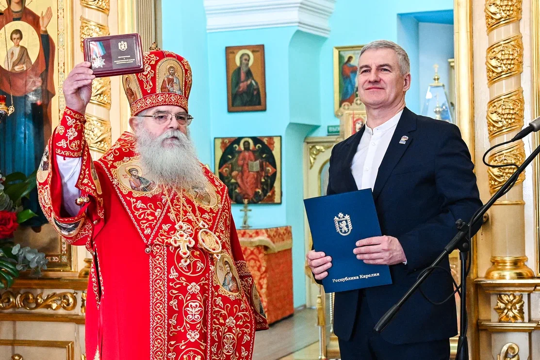 Парфенчиков вручил Митрополиту Петрозаводскому и Карельскому Константину медаль