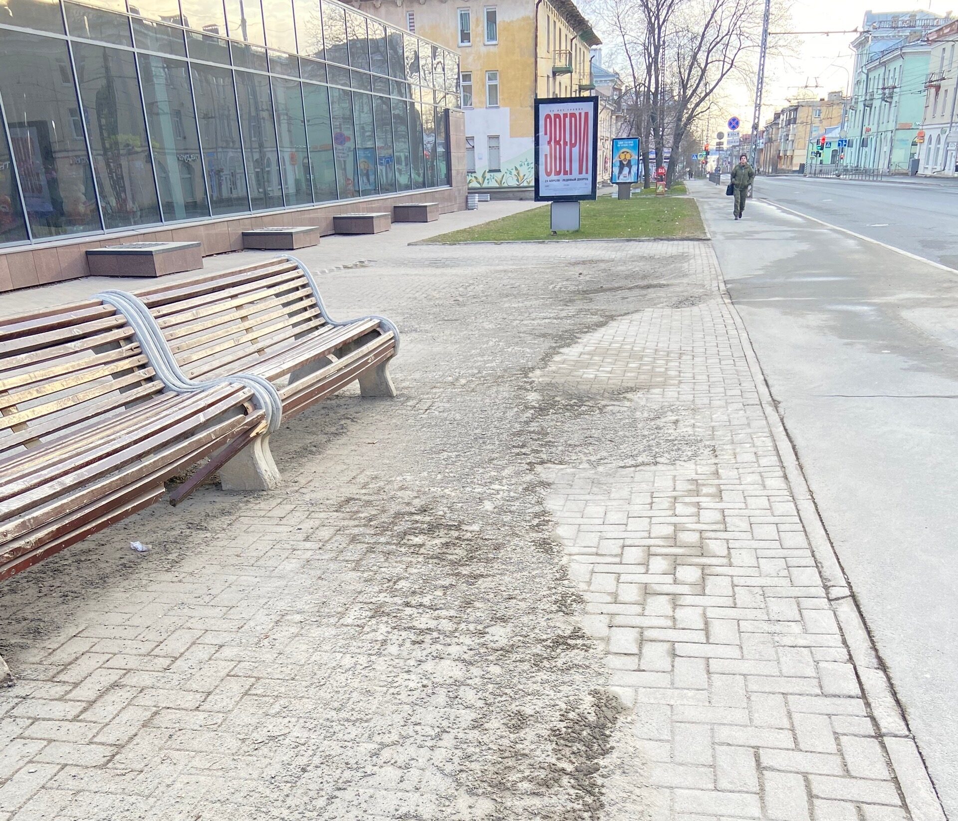 Остановку в центре Петрозаводска засыпало гравием