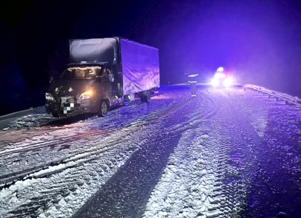 Водитель врезался в фургон на заснеженной дороге в одном из округов Карелии